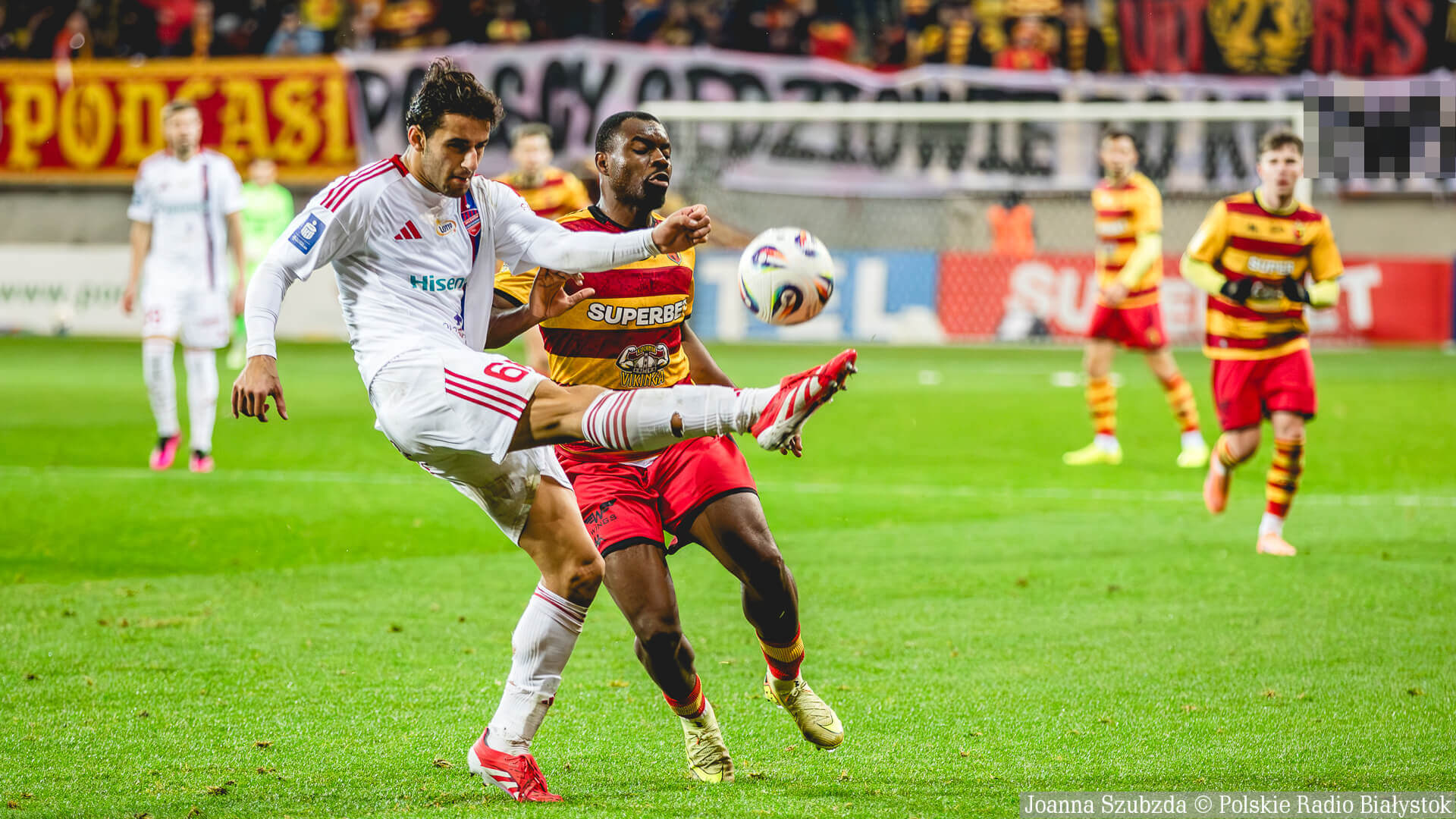 Raków wygrywa z Jagiellonią. Sędzia przerywa mecz po wywieszeniu transparentów przez kibiców! [zdjęcia, wideo]