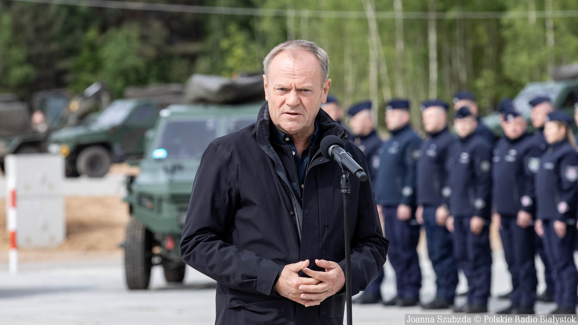 Donald Tusk w Wojskowym Zgrupowaniu Zadaniowym Podlasie w Karakulach, 11.05.2024, fot. Joanna Szubzda