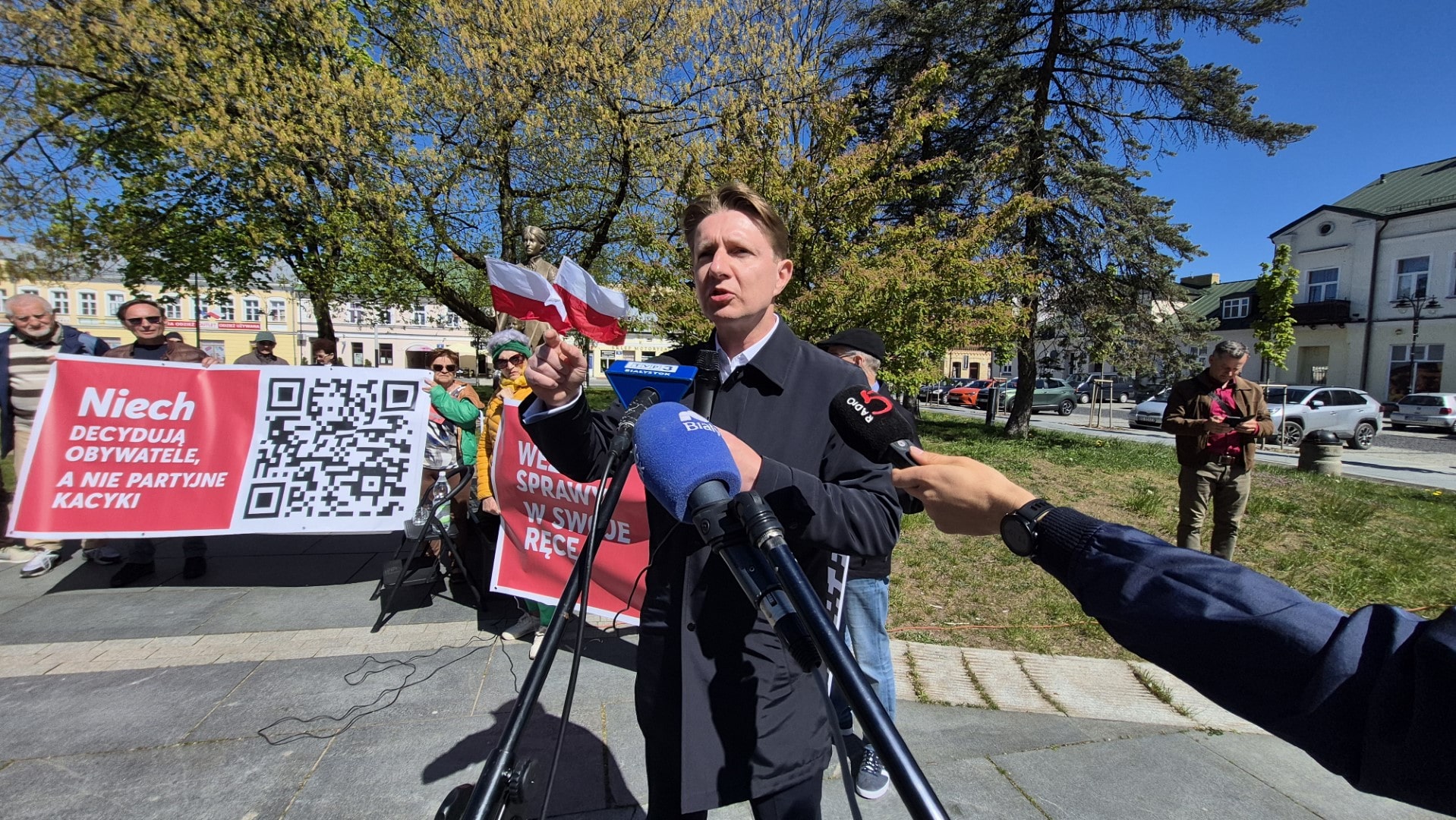 Artur Bartoszewicz, kandydat na prezydenta RP, spotkał się z mieszkańcami Suwałk, 1.05.2025, fot. Iza Kosakowska