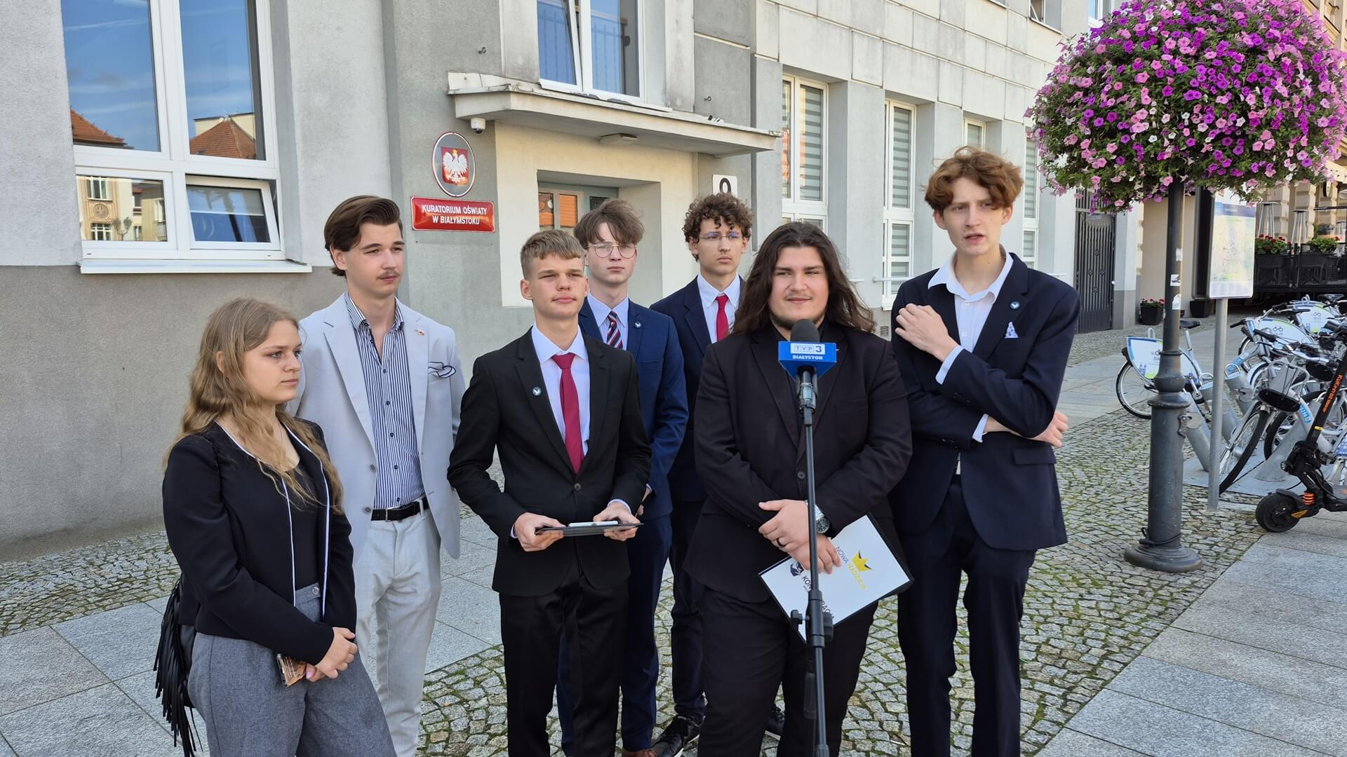 Działacze Nowej Nadziei Sławomira Mentzena i Młodych dla Wolności chcą zmian w edukacji