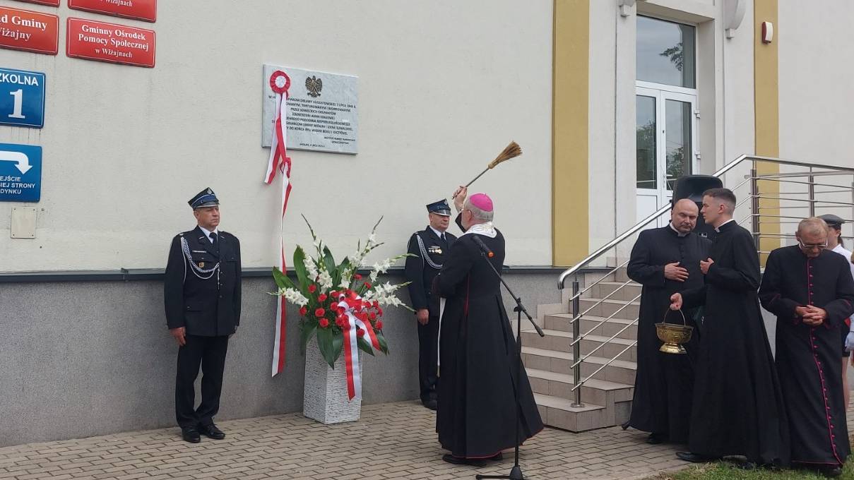Tablica poświęcona pamięci ofiar Obławy Augustowskiej w Wiżajnach, 6.07.2025, fot. Iza Kosakowska