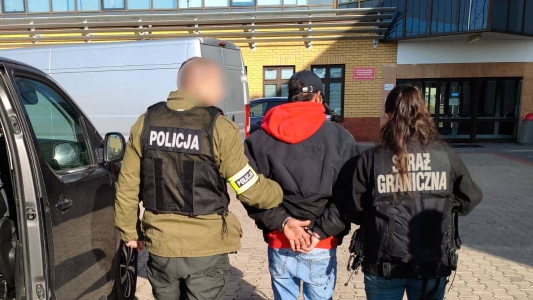 Młodzi Polacy przemycali papierosy balonami. Zatrzymała ich policja