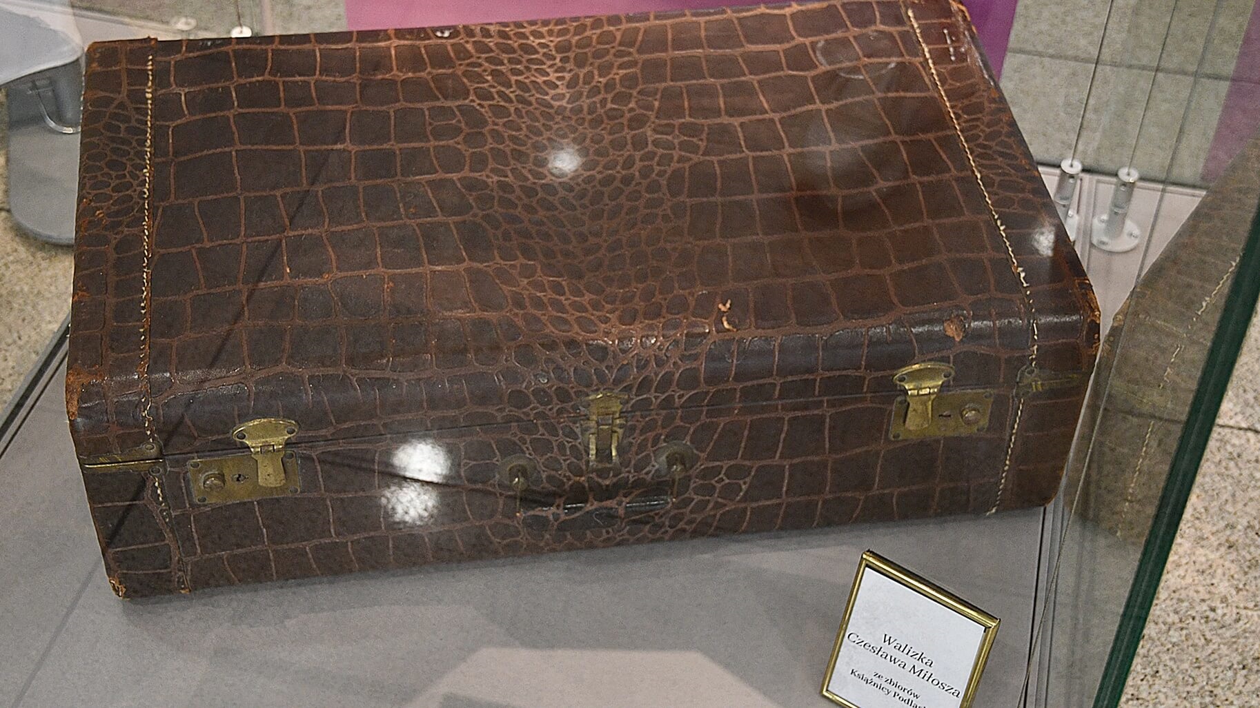 W Książnicy Podlaskiej można zobaczyć m.in. walizkę noblisty Czesława Miłosza