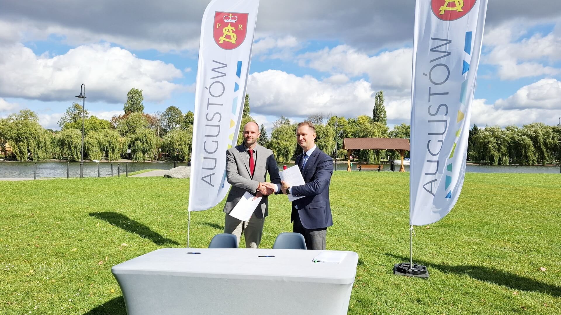 Miasto podpisało w piątek (19.09) umowę na zagospodarowanie terenu między placem zabaw, a bazą sportów wodnych, 19.09.2025, fot. Marta Sołtys