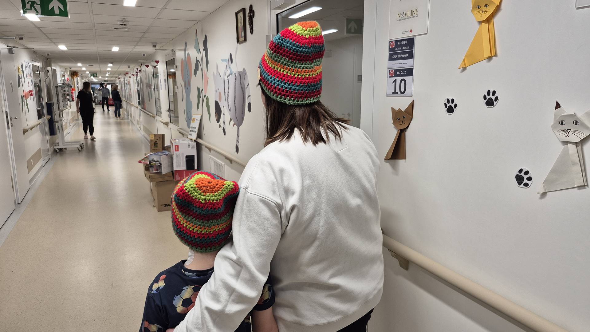 Kolorowe czapki od wolontariuszy Fundacji Ronalda McDonalda dodają otuchy małym pacjentom