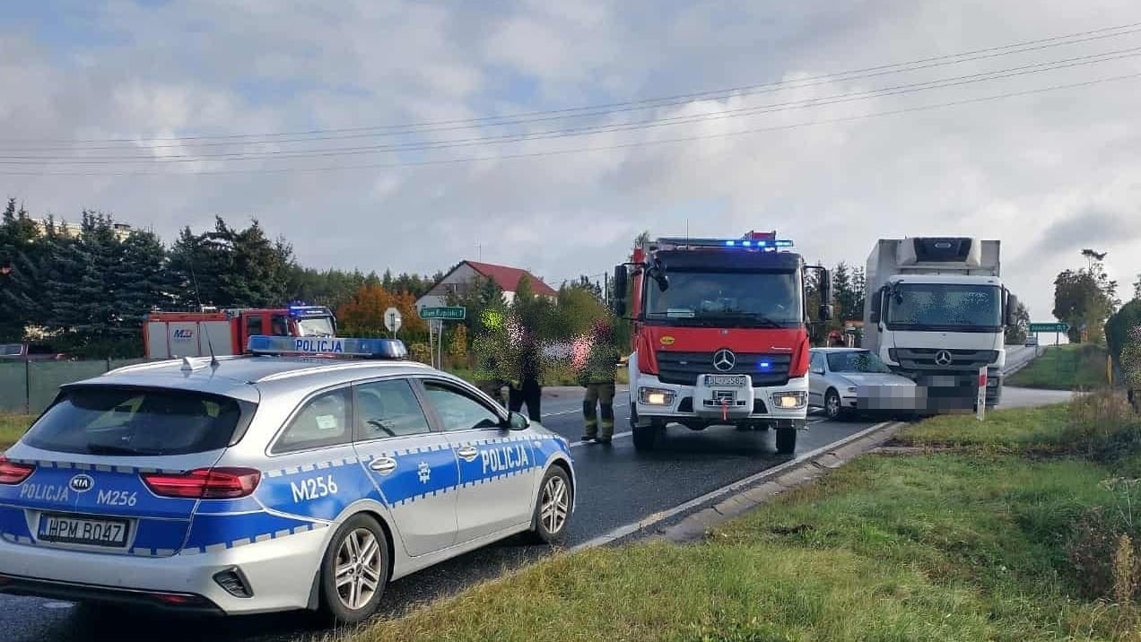 Zły manewr skrętu i zderzenie z ciężarówką w pobliżu Janowa