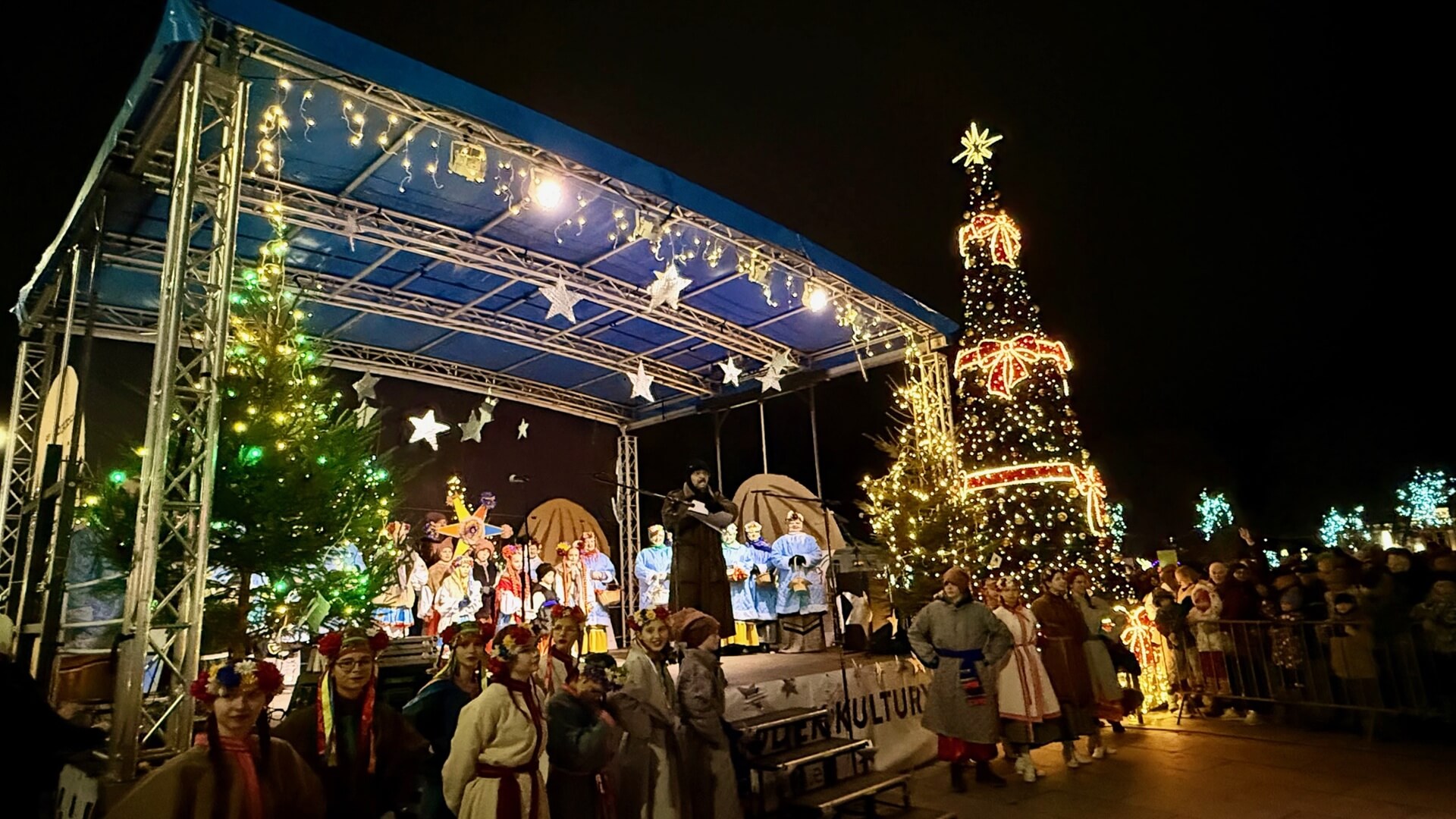 Miejska choinka w Suwałkach jest już rozświetlona [zdjęcia]