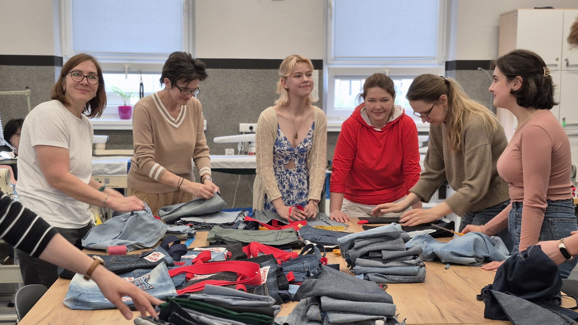 Akcja Fundacji Okno na Wschód. Wspólne szycie toreb