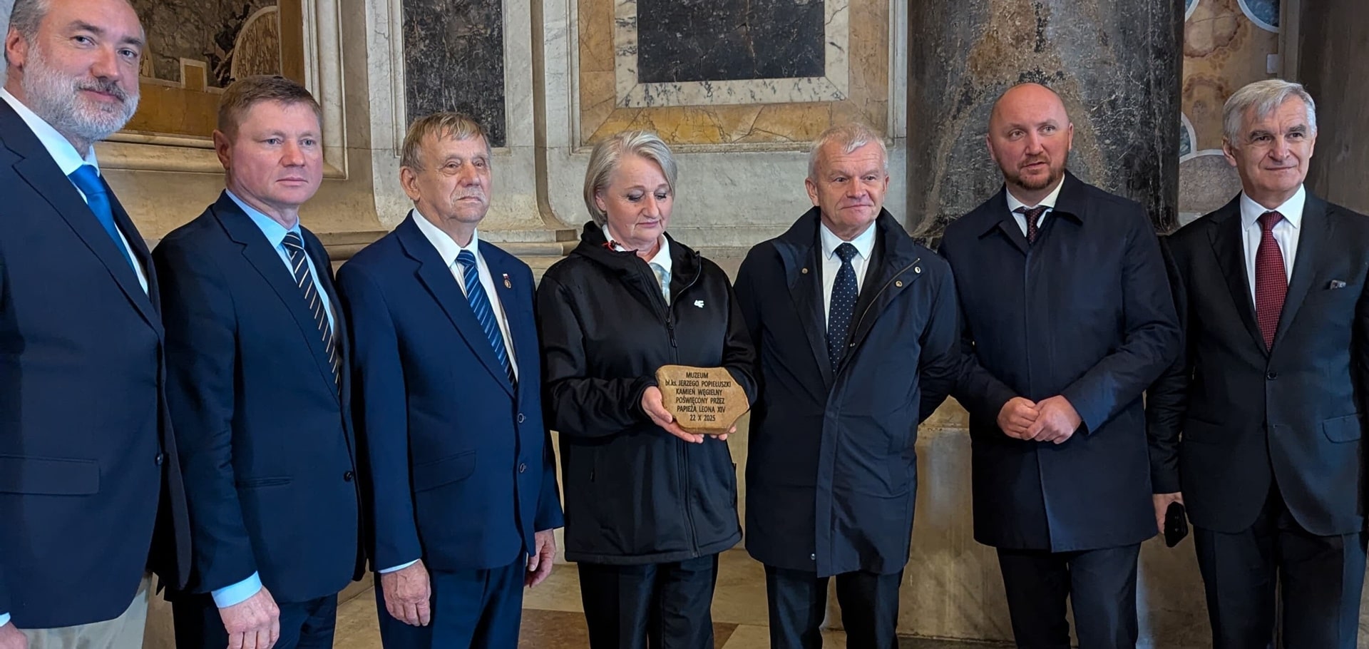 Papież Leon XIV poświęcił kamień węgielny pod muzeum ks. Popiełuszki w Okopach