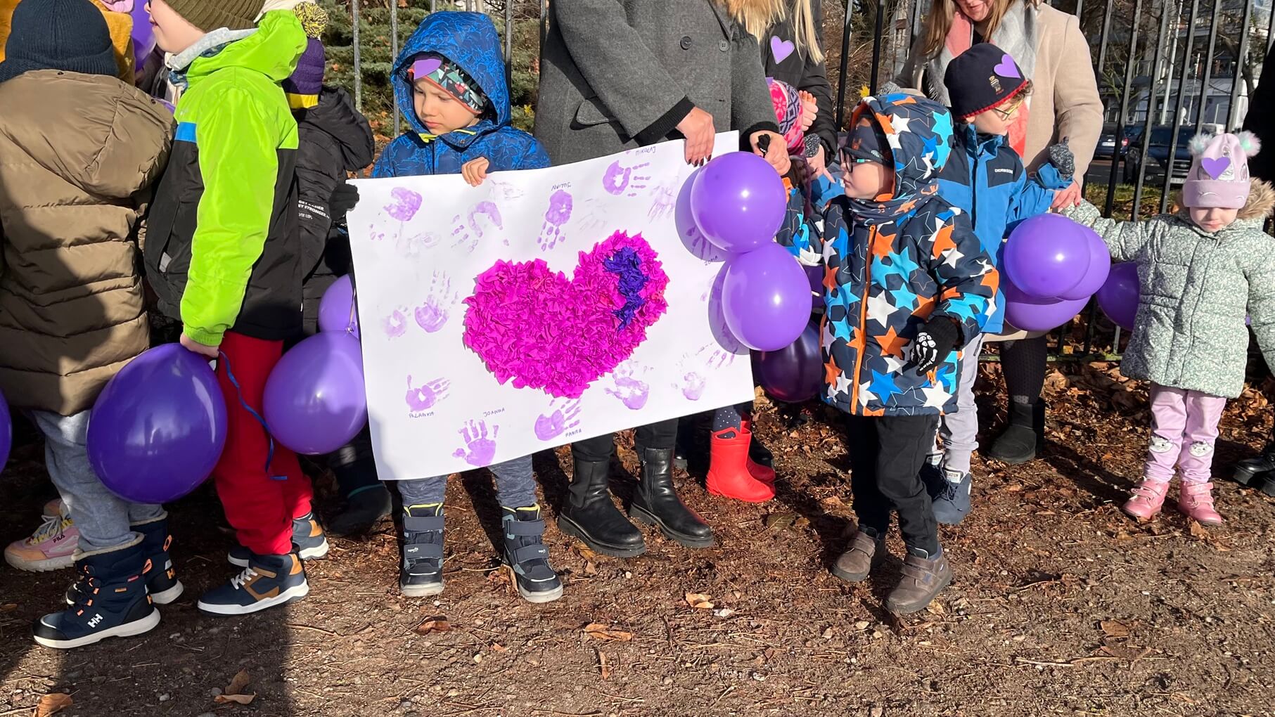 Fioletowy spacer Małych Wojowników przed Światowym Dniem Wcześniaka