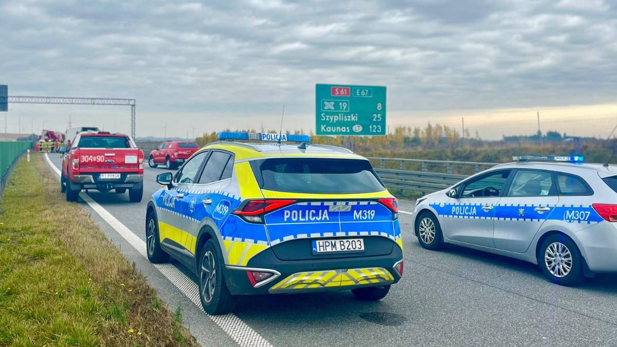 Duże utrudnienia na trasie S61 za Suwałkami - kolizja i śmiertelny wypadek