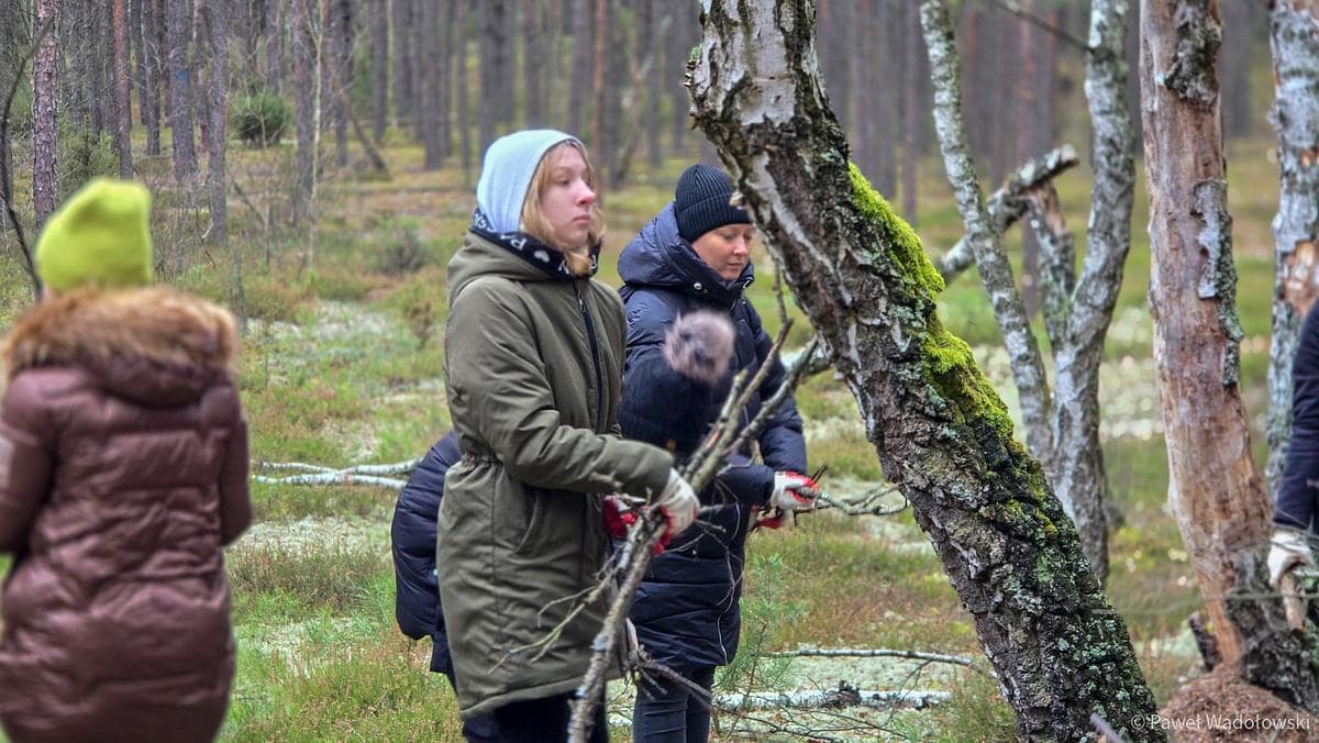 Mikołajki w Biebrzańskim Parku Narodowym. Junior Ranger poznają pracę leśników