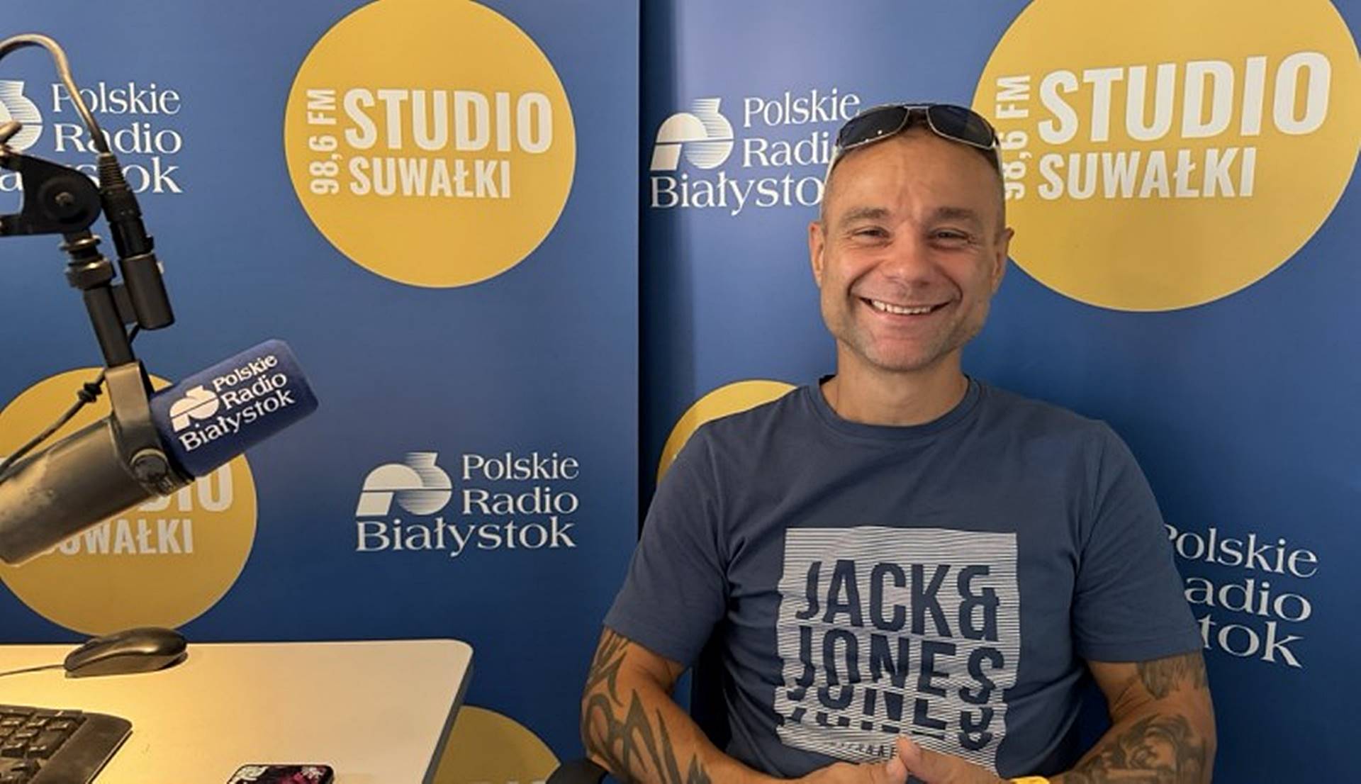 Krzysztof Szendel bieganiem wspiera 9-letniego chłopca chorego na EB, zachęca do tego także mieszkańców Suwałk