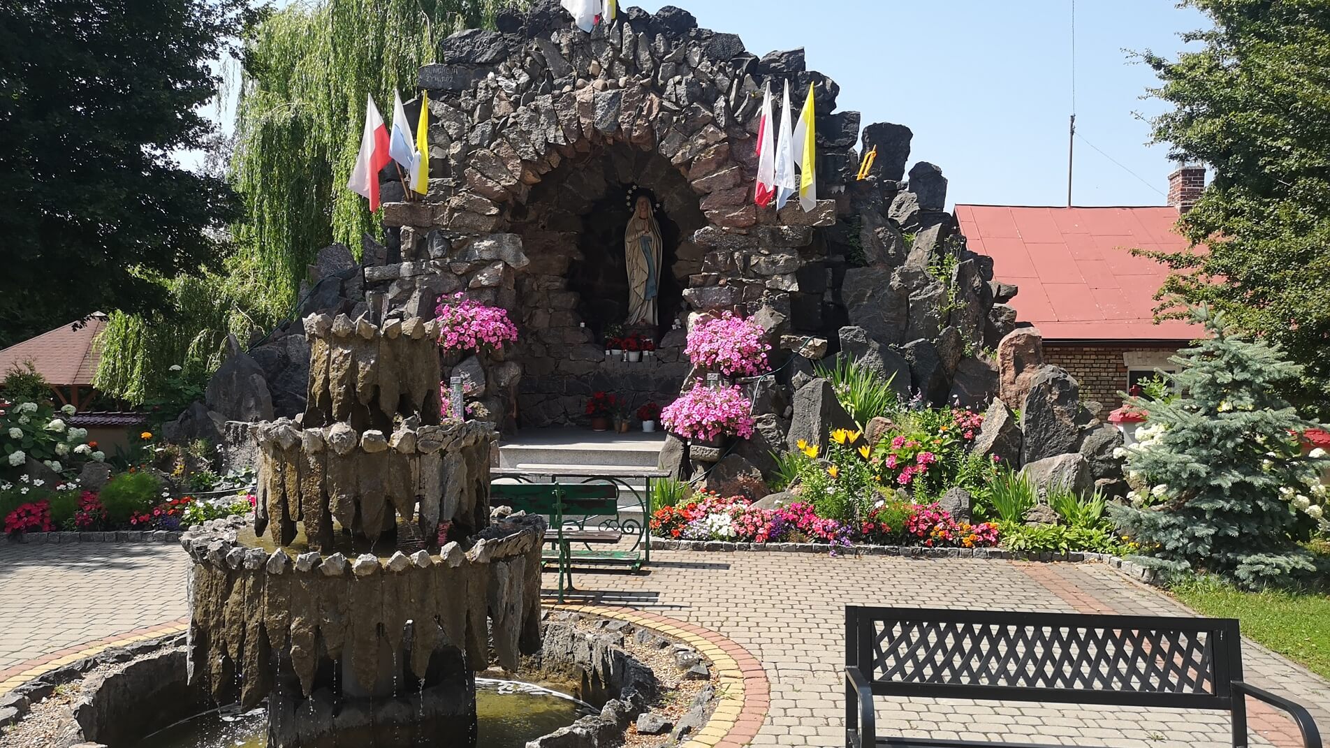 Grota przy kościele św. św. Piotra i Pawła w Łapach