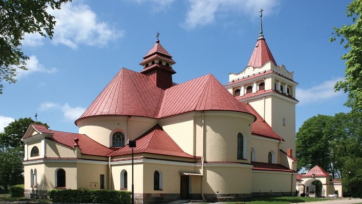 Skąd dziury w ścianach kościoła św. Apostołów Piotra i Pawła w Łapach?