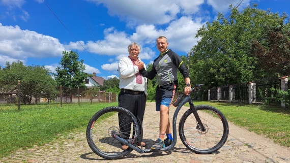 "Paweł Hulajnoga" - reportaż Alicji Pietruczuk. Nauczyciel przemierza na hulajnodze najdalsze zakątki naszego regionu, aby spotkać ciekawych ludzi