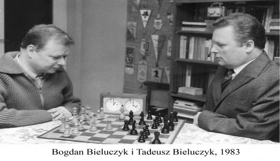 Bogdan Bieluczyk i Tadeusz Bieluczyk w mieszkaniu, 1983, fot. z archiwum prywatnego braci Bieluczyków i Leszka Zegi