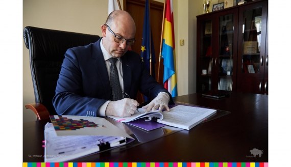 Marszałek Artur Kosicki podpisuje umowę na realizację projektu w Zespole Szkół Technicznych i Ogólnokształcących z Oddziałami Integracyjnymi im. Stanisława Staszica w Białymstoku. Fot. Mateusz Duchnowski/UMWP