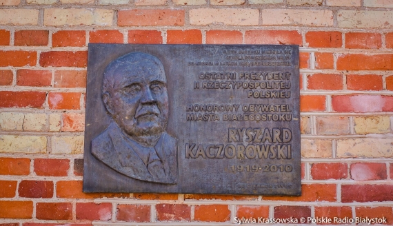 11. rocznica Katastrofy Smoleńskiej - złożenie kwiatów przy tablicy upamiętniającej prezydenta RP Ryszarda Kaczorowskiego przy ul. Mazowieckiej 35 w Białymstoku, fot. Sylwia Krassowska
