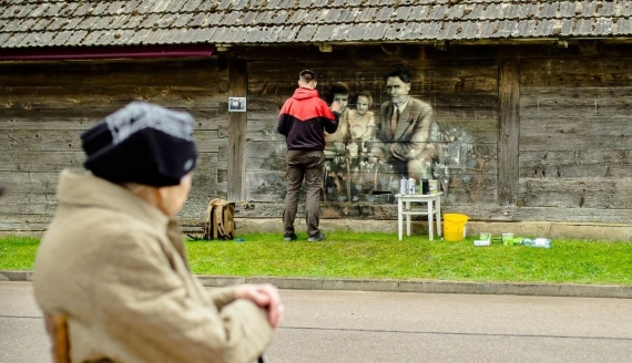 "Przystanek Sitawka" - reportaż Aleksandry Sadokierskiej. Pamięć o dawnych mieszkańcach wsi wymalowana na drewnianych stodołach