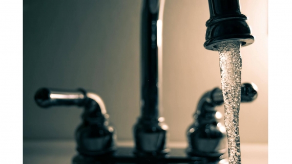 Czy warto filtrować wodę z kranu do picia?