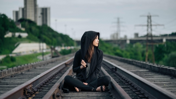 Jak stylizować męską bluzę z kapturem? Top 3 stylówki