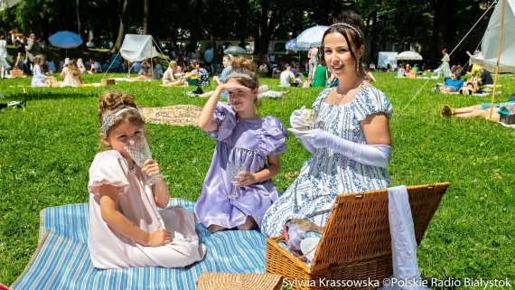 Piknik według Bridgertonów w Parku Branickich, fot. Sylwia Krassowska