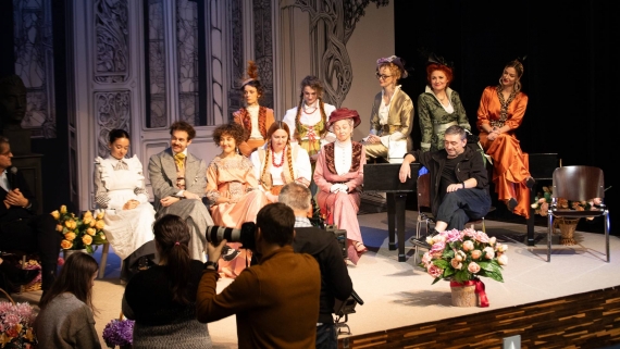 Inteligentny humor i świeżość na scenie. Teatr Dramatyczny zachwyca nową premierą