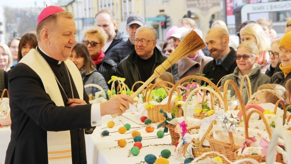 Święcenie pokarmów na Rynku Kościuszki w Białymstoku, fot. Marcin Gliński