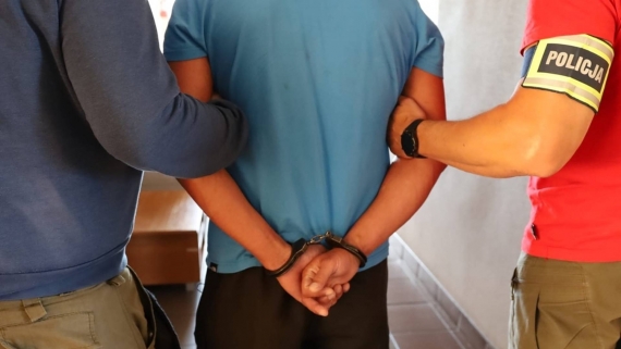 Policja zatrzymała podejrzanego w sprawie profanacji kapliczek i zniszczenia krzyża w okolicach Choroszczy, źródło: KMP Białystok