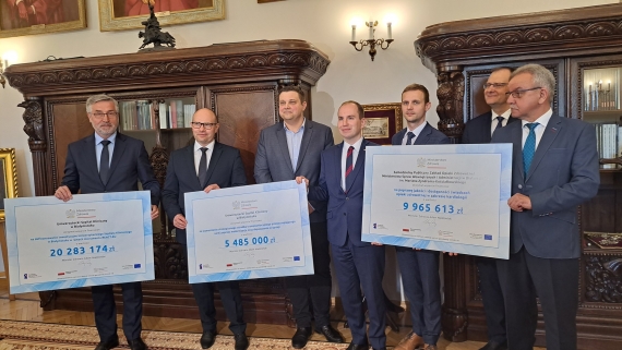 Na zdjęciu od lewej:
dyrektor USK Jan Kochanowicz,
Marszałek Województwa Podlaskiego Artur Kosicki,
zastępca dyrektora do spraw lecznictwa szpitala MSWiA Sebastian Wysocki,
wiceminister cyfryzacji Adam Andruszkiewicz,
wiceminister zdrowia Marcin Martyniak,
rektor Uniwersytetu Medycznego w Białymstoku profesor Adam Krętowski,
ordynator oddziału kardiologii w szpitalu MSWiA w Białymstoku Bogdan Galar, fot. Renata Reda