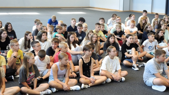 Spotkanie pracowników kancelarii Sejmu z uczniami szkoły podstawowej w Rutkach-Kossakach, 5.09.2024, fot. Adam Dąbrowski