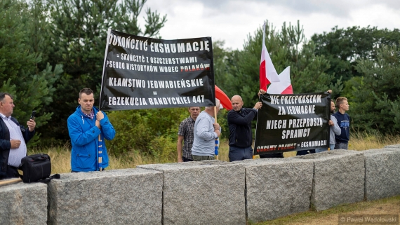 Odsłonięcie alei pamięci z głazami i tablicami, których treść kwestionuje udział Polaków w zbrodni w Jedwabnem, 10.07.2025, fot. Paweł Wądołowski