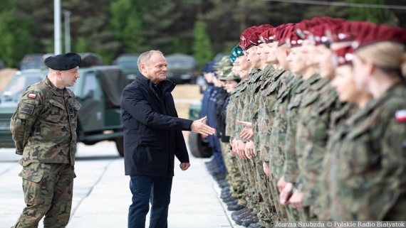 Donald Tusk w Wojskowym Zgrupowaniu Zadaniowym Podlasie w Karakulach, 11.05.2024, fot. Joanna Szubzda