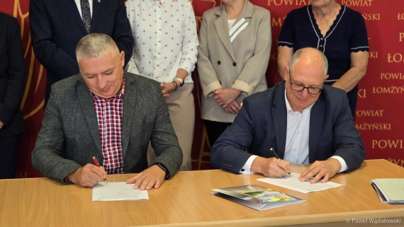 Podpisanie umowy na remont dróg w powiecie łomżyńskim, 26.08.2025, fot. Paweł Wądołowski