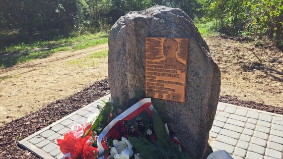 Pamiątkowa tablica w miejscu śmierci dowódcy I Pułku Ułanów Krechowieckich, fot. Adam Dąbrowski