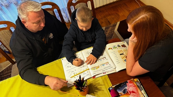 "Długa droga do szkoły" - reportaż Joanny Sikory. Konflikt w Siemiatyczach. Siedmioletni chłopiec od trzech miesięcy wciąż nie rozpoczął nauki w pierwszej klasie