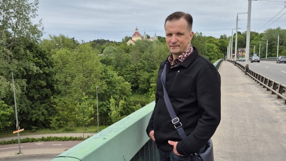 "Artysta z miasta snów" - reportaż Aleksandry Sadokierskiej. Miłość malarza do Wilna - miasta, które ukształtowało jego sztukę i polską tożsamość