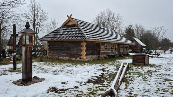 Chata wiejska z XIX wieku ze skansenu w Puchłach, najlepiej zachowanym budynkiem drewnianym 30.11.2025