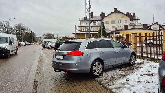 Dziki parking na trawniku przy szpitalu zakaźnym, 26.11.2025, fot. Ryszard Minko