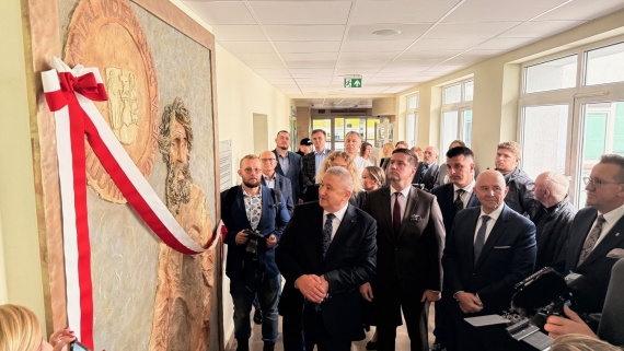 Odsłonięcie płaskorzeźby dr. Ludwika Rydygiera, patrona Szpitala Wojewódzkiego w Suwałkach, 10.10 2025, fot. Anna Auron-Wasilewska