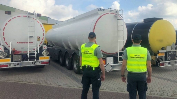 Funkcjonariusze KAS udaremnili w Budzisku przemyt niemal 100 tys. litrów oleju napędowego, źródło: Podlaska KAS