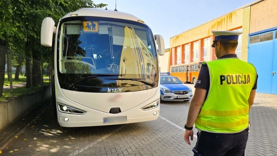 Policyjna kontrola autobusów szkolnych, źródło: podlaska.policja.gov.pl