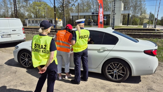 Kolejarze i policjanci przypominali o zasadach bezpiecznego podróżowania, 17.04.2025, fot. Grzegorz Pilat