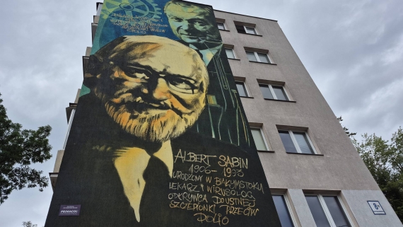 Nowy mural w Białymstoku z wizerunkami Hilarego Koprowskiego i Alberta Sabina, fot. Renata Reda