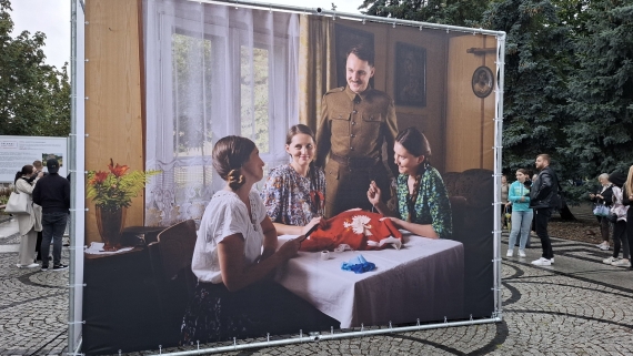 Wystawa, ukazująca sceny Obławy Augustowskiej, stanęła w centrum Augustowa, fot. Marta Sołtys