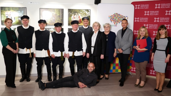 Konferencja prasowa na temat utworzenia cyfrowej bazy podlaskich zespołów ludowych, źródło: Facebook/Podlaski Instytut Kultury