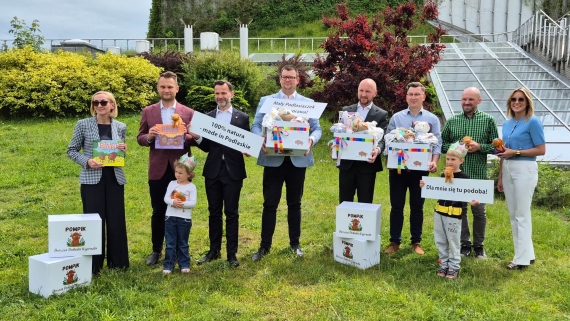 Dzieci, które urodzą się w szpitalach wojewódzkich w Białymstoku, Łomży i Suwałkach dostaną podlaską wyprawkę "Pompik", 28.05.2025, fot. Grzegorz Pilat