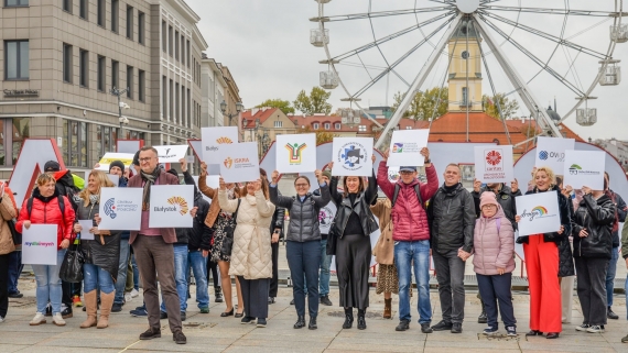 Forum Inicjatyw Społecznych Miasta Białystok rozpoczęło się nietypowo, od flash mobu z udziałem organizacji pozarządowych na Rynku Kościuszki, źródło: Facebook/CentrumAktywnosciSpolecznej