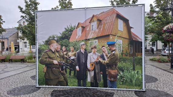 Wystawa, ukazująca sceny Obławy Augustowskiej stanęła w centrum Augustowa, fot. Marta Sołtys